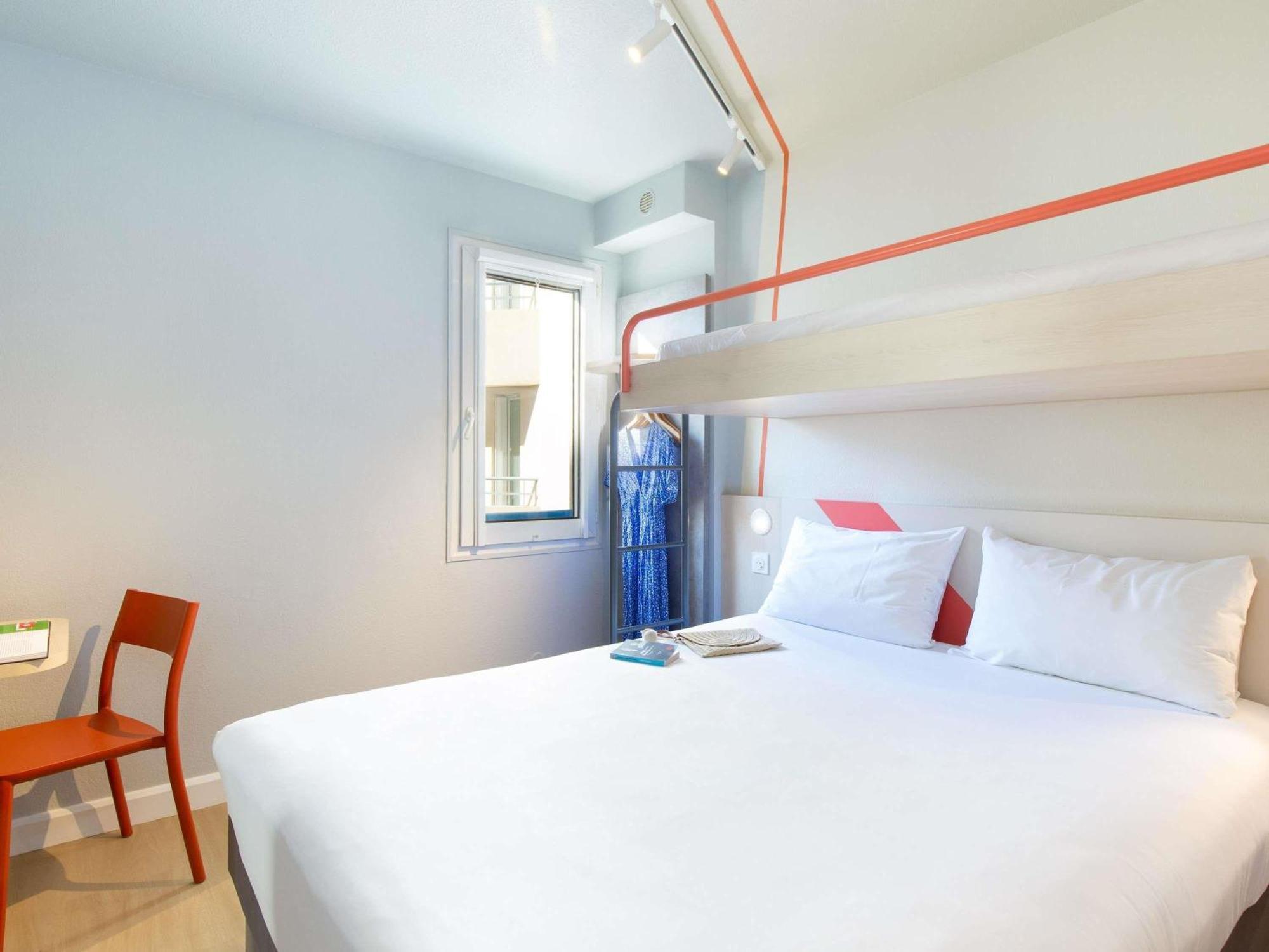Dreibettzimmer mit 1 Doppelbett und 1 Etagenbett
