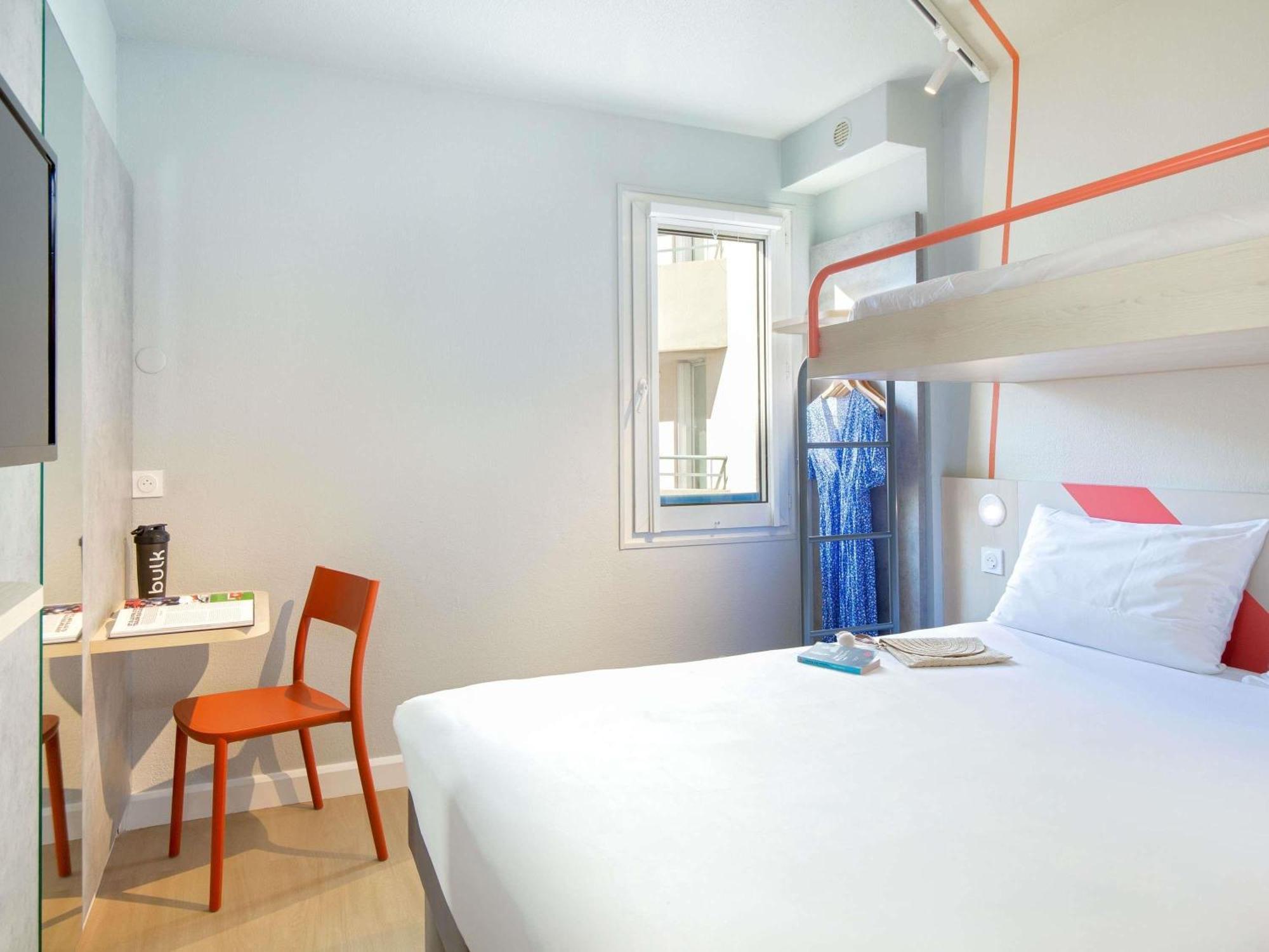 Familienzimmer mit 1 Doppelbett und 2 Einzelbetten